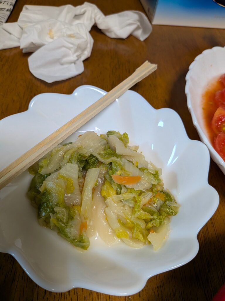 白い器の野菜のおかず。自分は食べていません