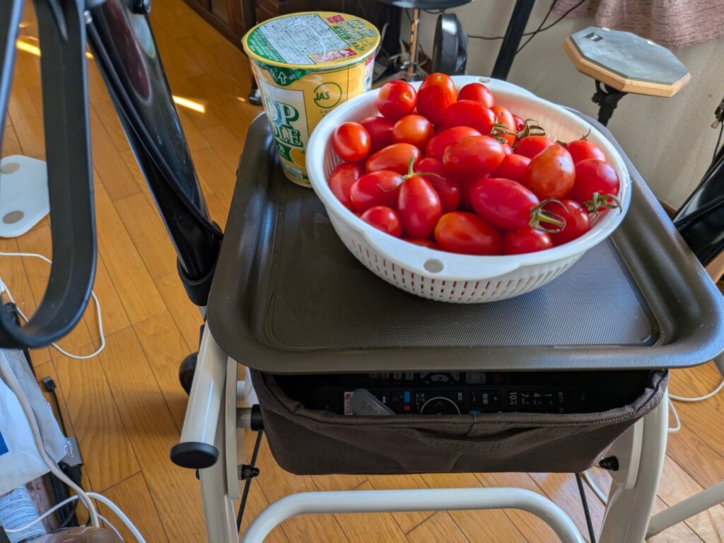 トマトとカップ麺の写真