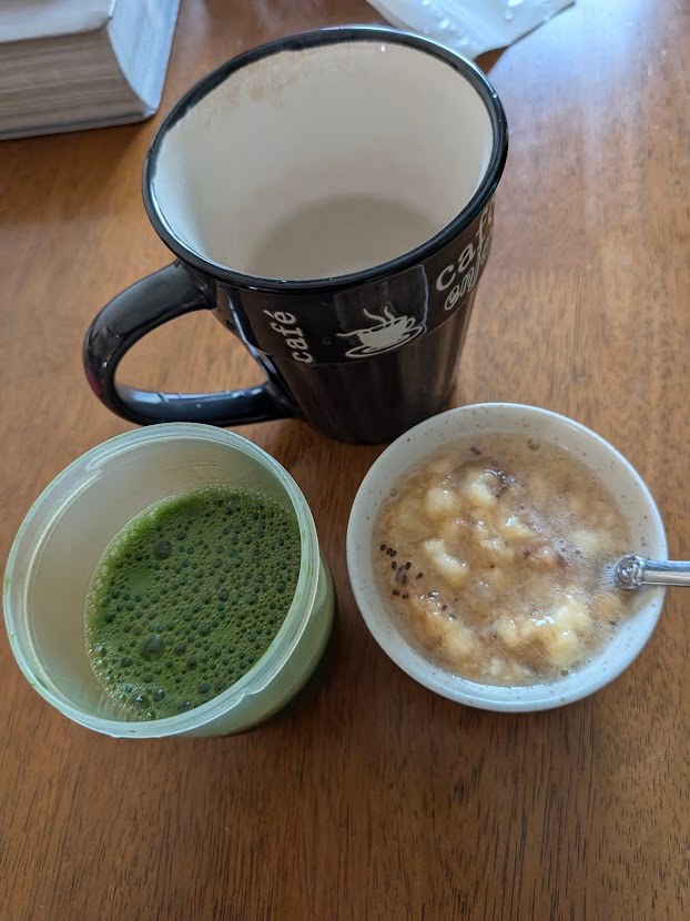飲み物と小鉢の写真
