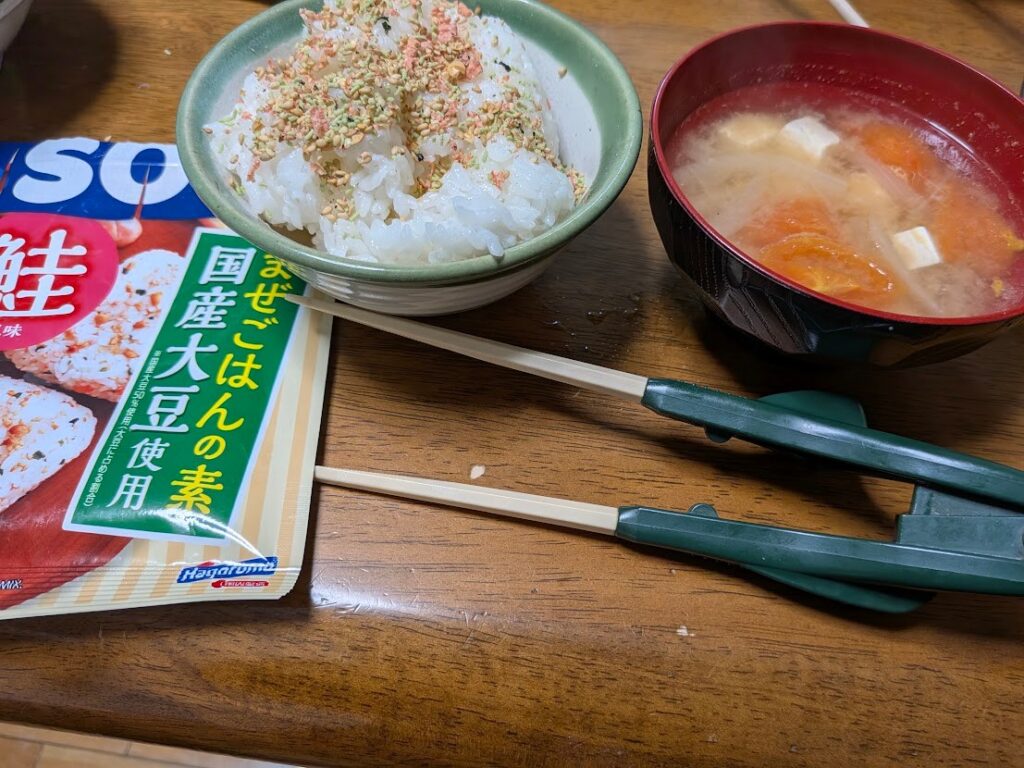ふりかけご飯1膳とトマト入りのみそ汁