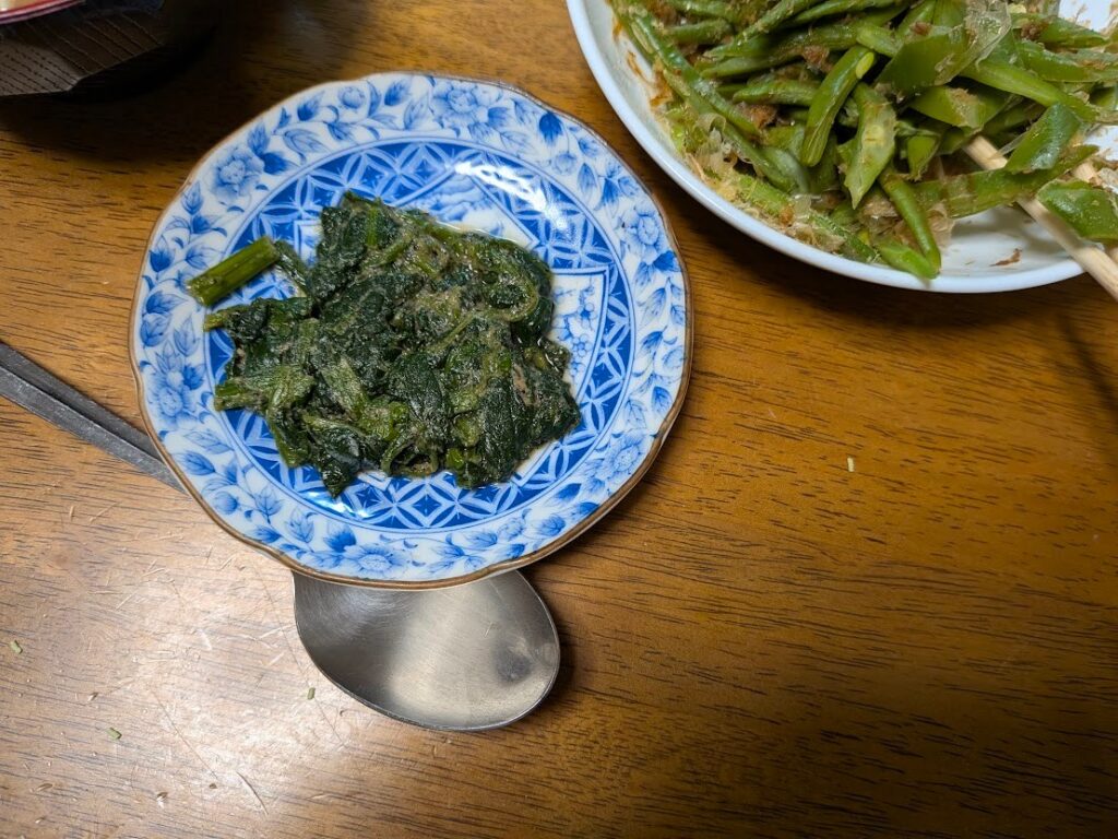 小皿のほうれん草は食べていません