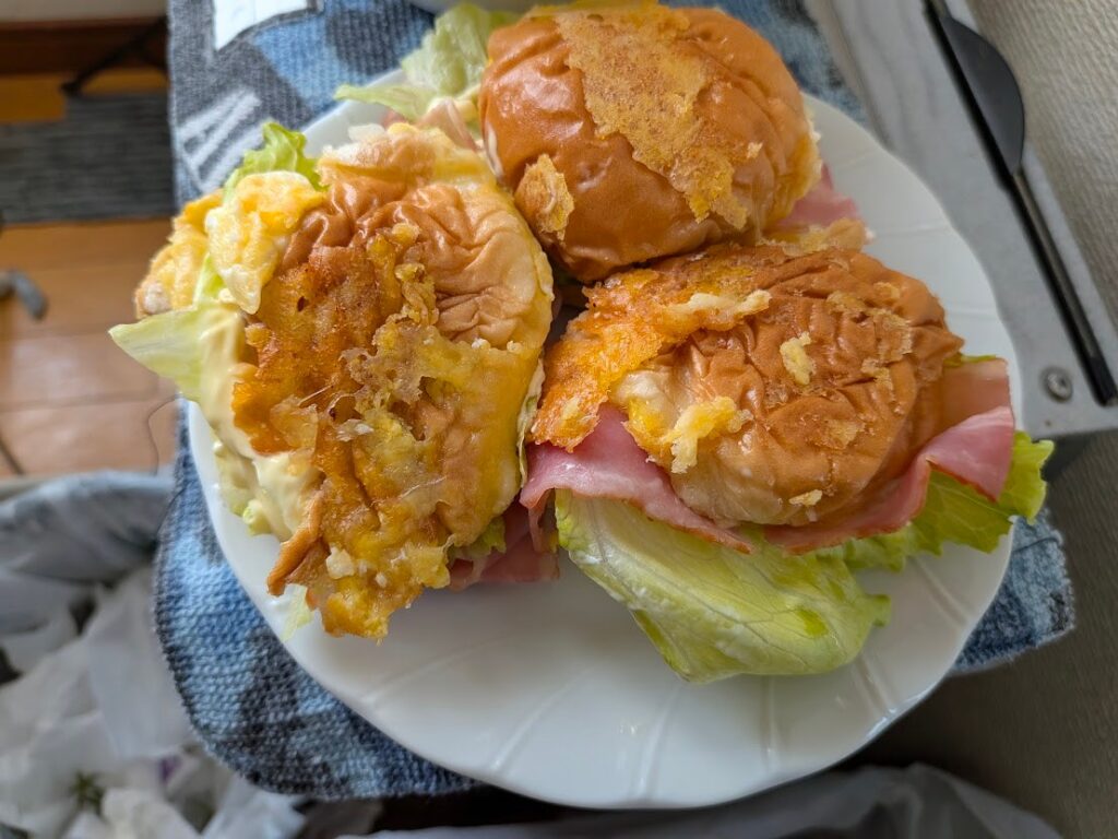 パン3個。全部食べました