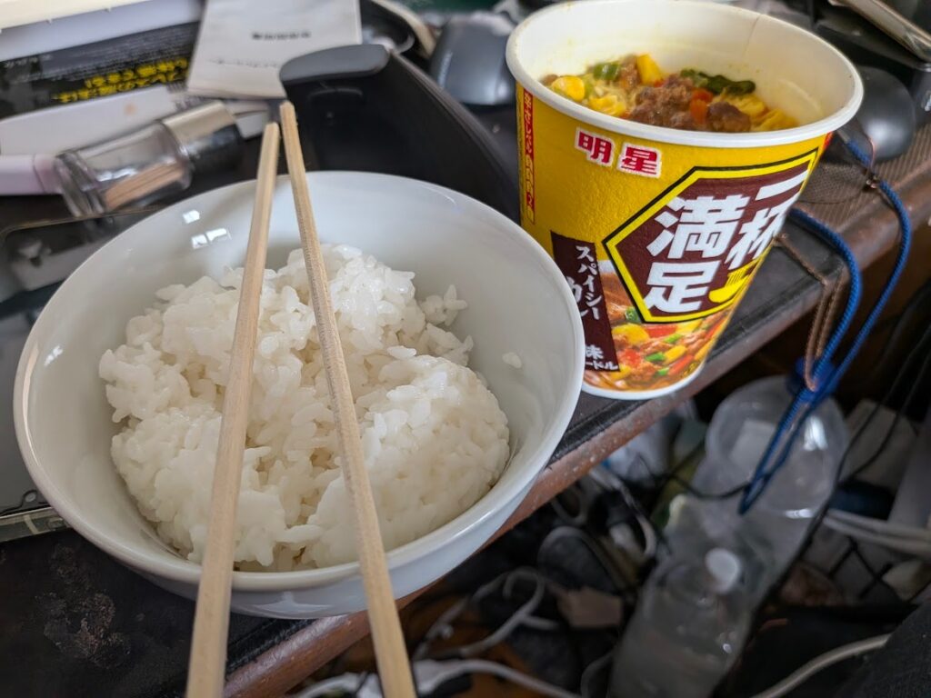 ご飯とカップ麺