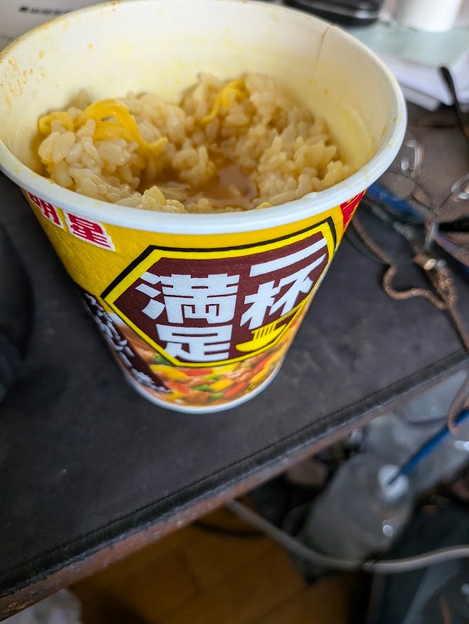 カップ麺の容器に入れたご飯