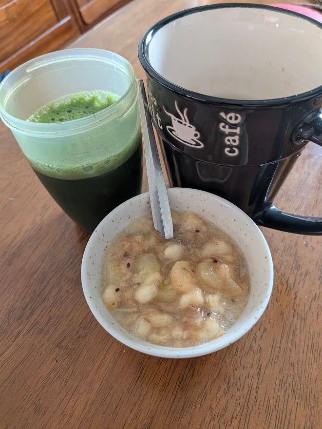 抹茶ドリンクとマグカップ、おかゆのようなもの