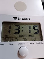 運動器具の液晶タイマー表示13分15秒を示す数字。