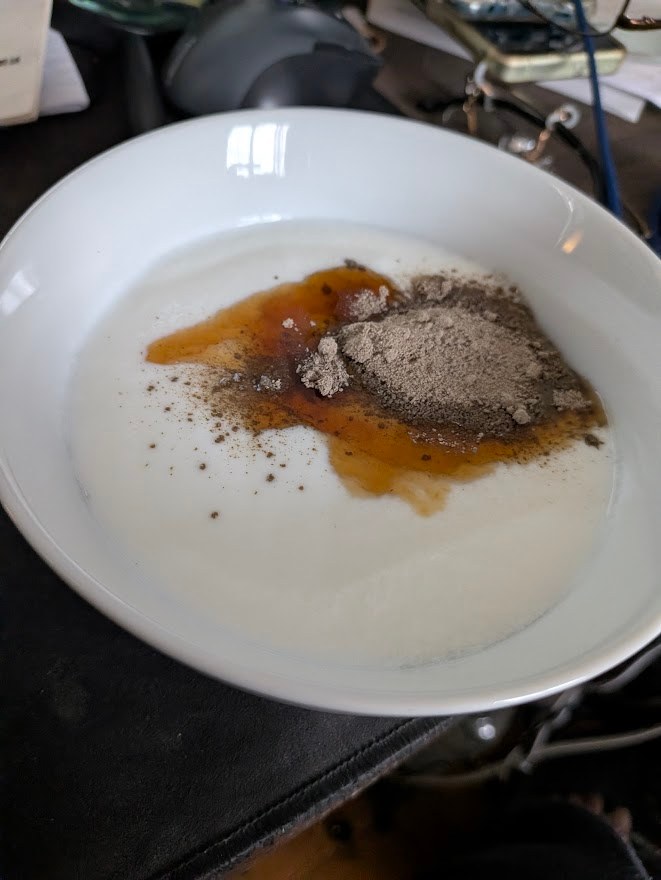 ヨーグルトに蜂蜜と粉末をかけたもの