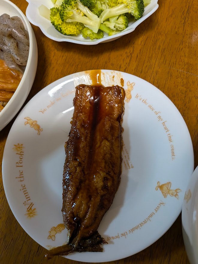 焼きうなぎとブロッコリーの皿、きゅうりのサラダも