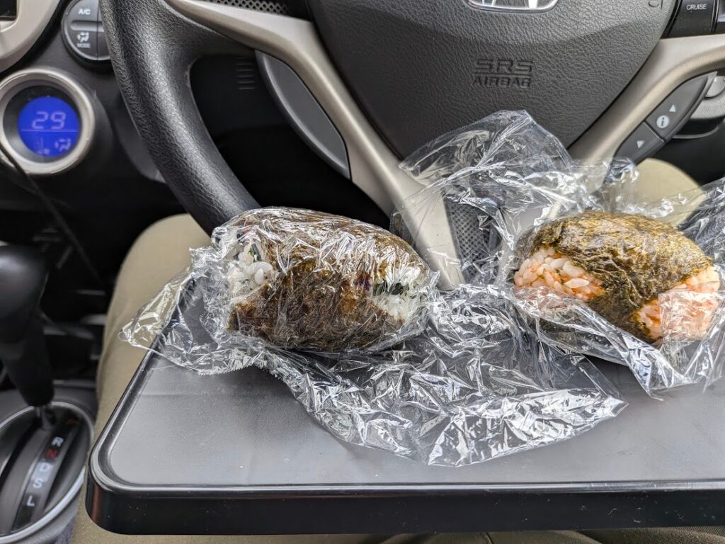 車内で撮ったおにぎり