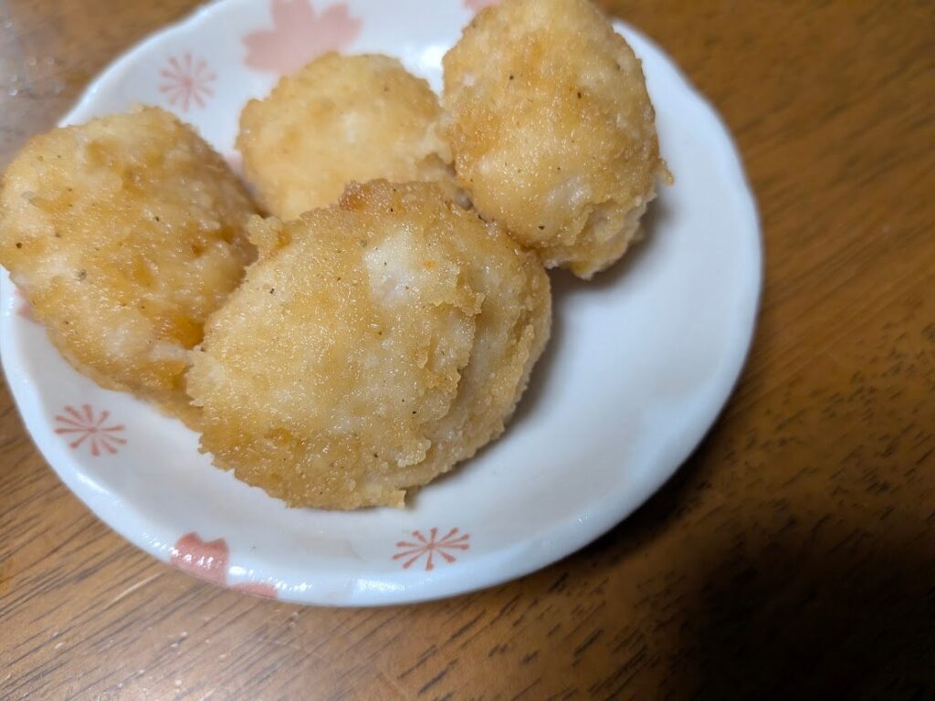 皿に盛った鶏の揚げ物