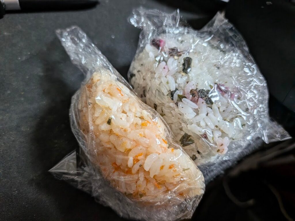 ラップに包んだおにぎり