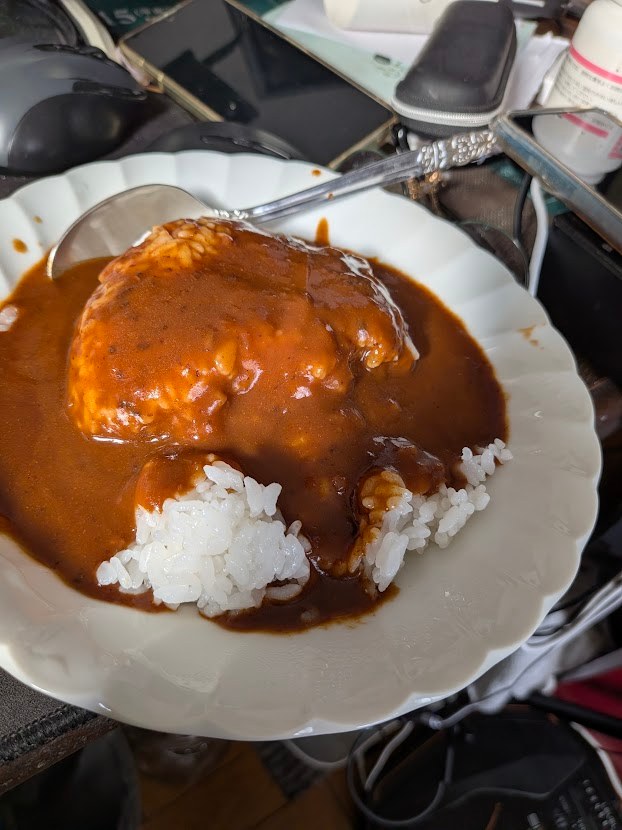 白いご飯にレトルトカレーをかけたカレーライス